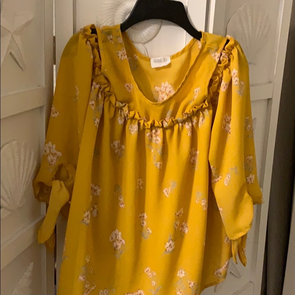 Sienna Sky top, cold shoulder, Medium petite.